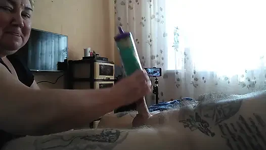 Yarağımı sıvazlayarak boşalmama yardım etti.
