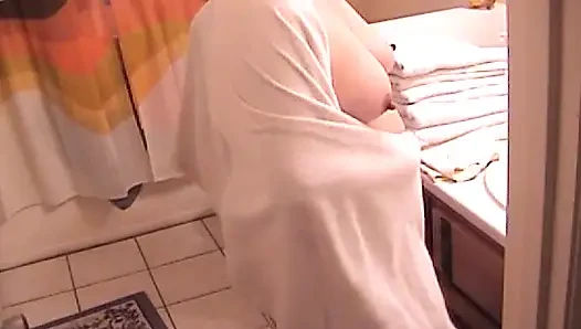 Hamile sarışın orta yaşlı seksi kadın yarak emiyor.
