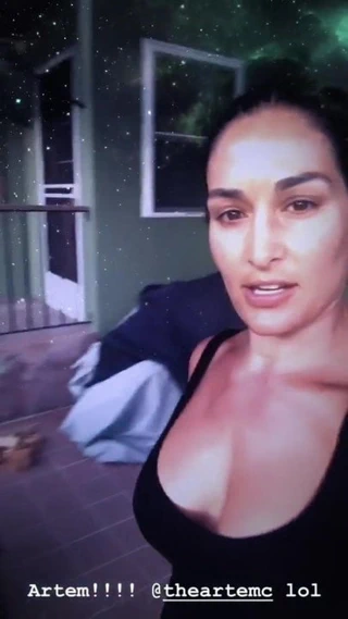 Nikki bella ızgara tarafından başladı