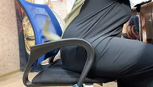 Genç Mısırlı genç külotta kedi parmaklıyor