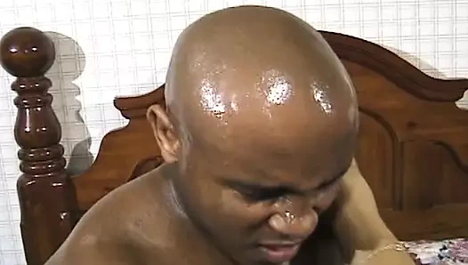 Bu zenci hatun büyük zenci yarağını kendi başına denemek istedi