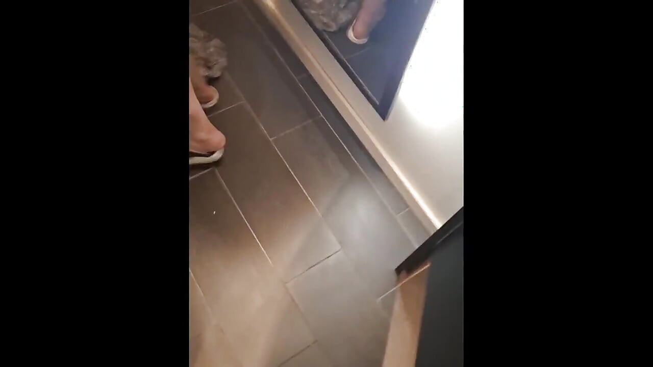 Kocamın en iyi arkadaşı tarafından soyunma odasında sikiliyor