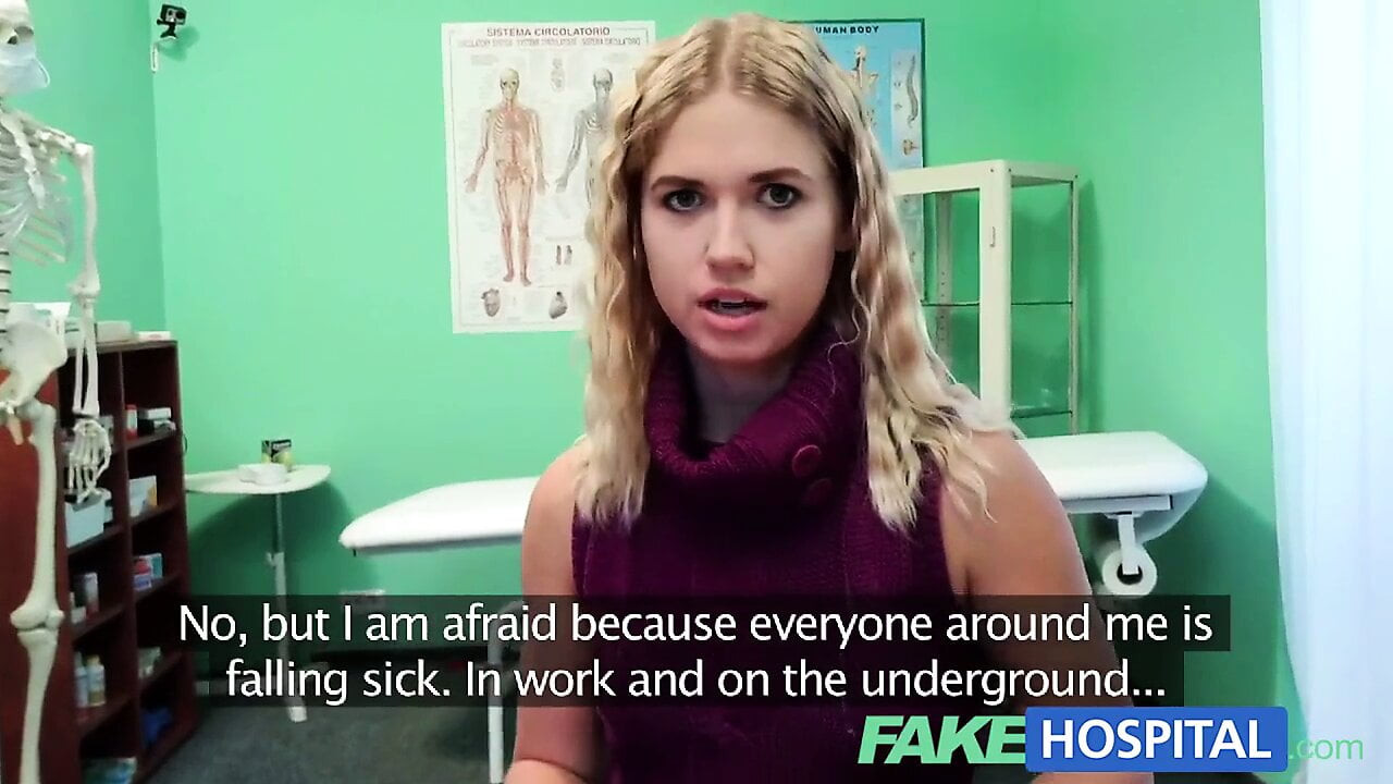 Fakehospital sevimli sarışın genç ile yumuşak genç doğal vücut
