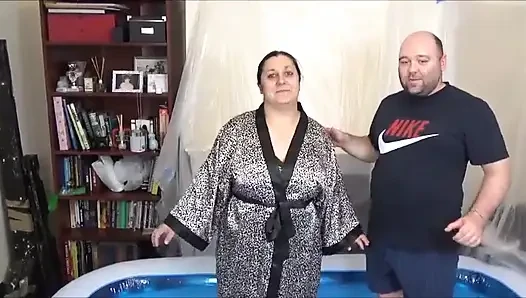 Kız balçıkla kaplı.