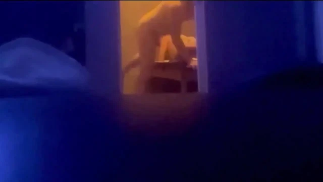 Kamera S Twink'i azgın üvey babası tarafından hızlı ama ateşli bir seans için uyandırırken yakalandı (şaplak, sakso, çiğneme, yüze oturma)