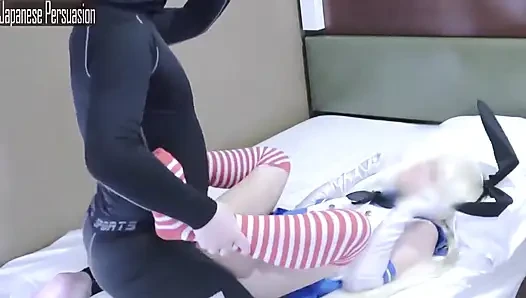 Cosplay tarzında ince sevimli güzellik, oyuncu giyiniyor ve cesur özel dölleme sahnesi - angle1