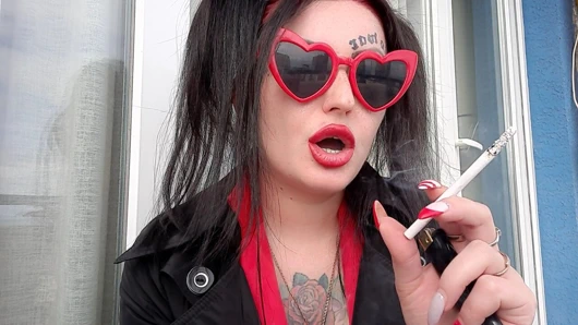 dominatrix nika'dan seksi sigara fetişi. metresi 2 sigara içer ve dumanı yüzünüze üfler. seksi kırmızı dudaklar
