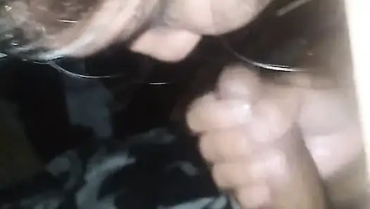 Emmeye başladım ve domalarak sikilmeyi bitirdim, göte boşalma