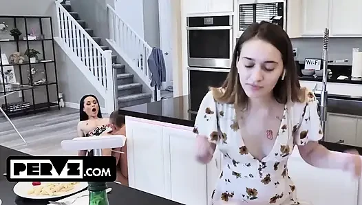 İri göğüslü sarışın Richelle Ryan ve Cherie Deville ateşli derlemede