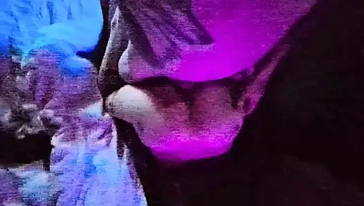 İtaatkar arkadan çekimler yapıyor