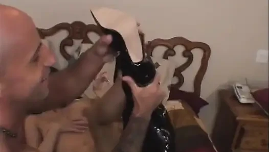 Dik memeli sevimli siyah saçlı kız sert yarak alıyor