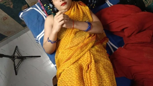 Kocası dışarı çıktığında güzel yengeyi odasında genç amcıkla sikiyorum.