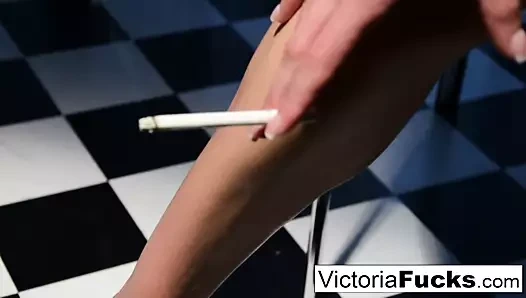 Victoria beyaz, uzun bacaklarını ve harika kıçını göstermeyi seviyor