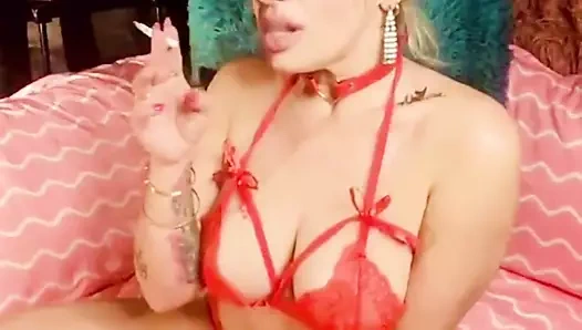 Sarışın tatlı kız sigara içiyor