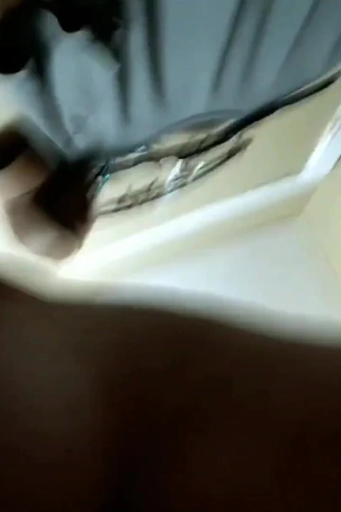 Büyük memeli kadın banyoda yarak alıyor!