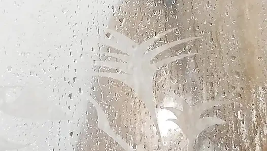 Ve iyi bir duş almak için bana eşlik edersen, ellerin kayıp