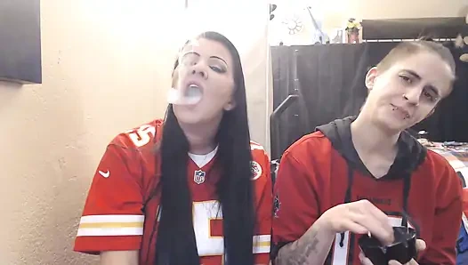 Lezbiyen kız arkadaşım sigara içiyor