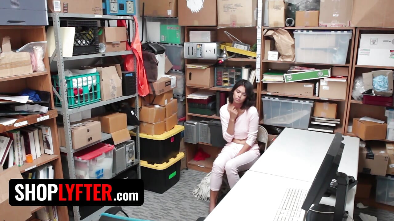 Shoplyfter - ateşli zenci vixen kat arina kanunla ilgili sorunlardan kaçınmak için memurun yarağını sikiyor