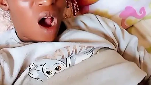 Sabah mastürbasyonu yüksek sesle orgazmla sona erdi. Sıkı amcığımı okşuyor