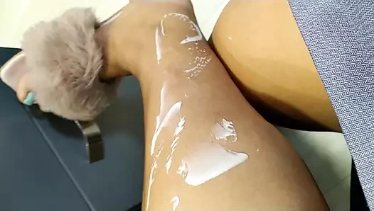 Ateşli ayak fetişi anne Nikita seksi ayaklarına krem uyguluyor