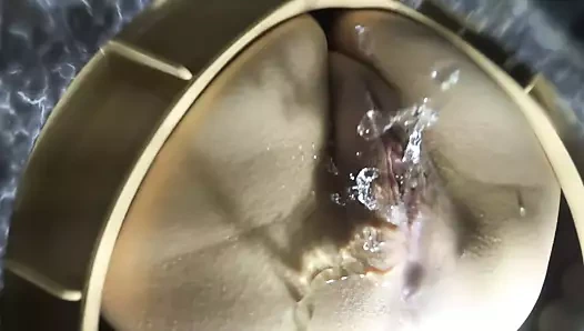 Tuvalette kamera!! kız tuvalete pissing!!