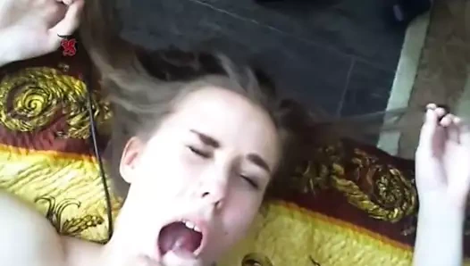 erst geblasen und gefickt danach ins Gesicht gespritzt