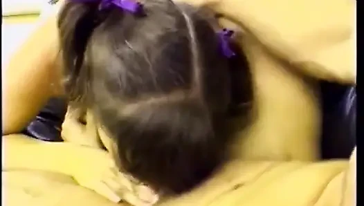 Esmer kadın erkek arkadaşı tarafından sikilirken klitorisini ovuyor