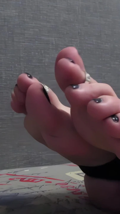 Ilandis shows beautiful bare feet and soles | Clip 1
