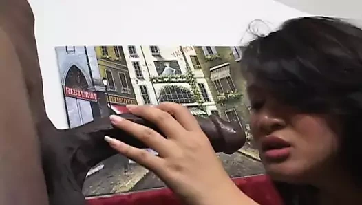 Büyük zenci yarağı bu Asyalı kaltağın derinliklerine sokuyor