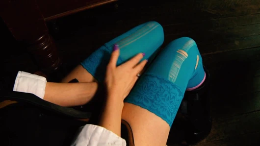 Paige Turnah ve Alyssa Divine sikişmeden önce soyunamıyorlar bile