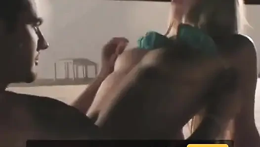 Asyalı tatlı kız ünlü tatil otelinde havuzun yanında seks yapan iki coule izliyor