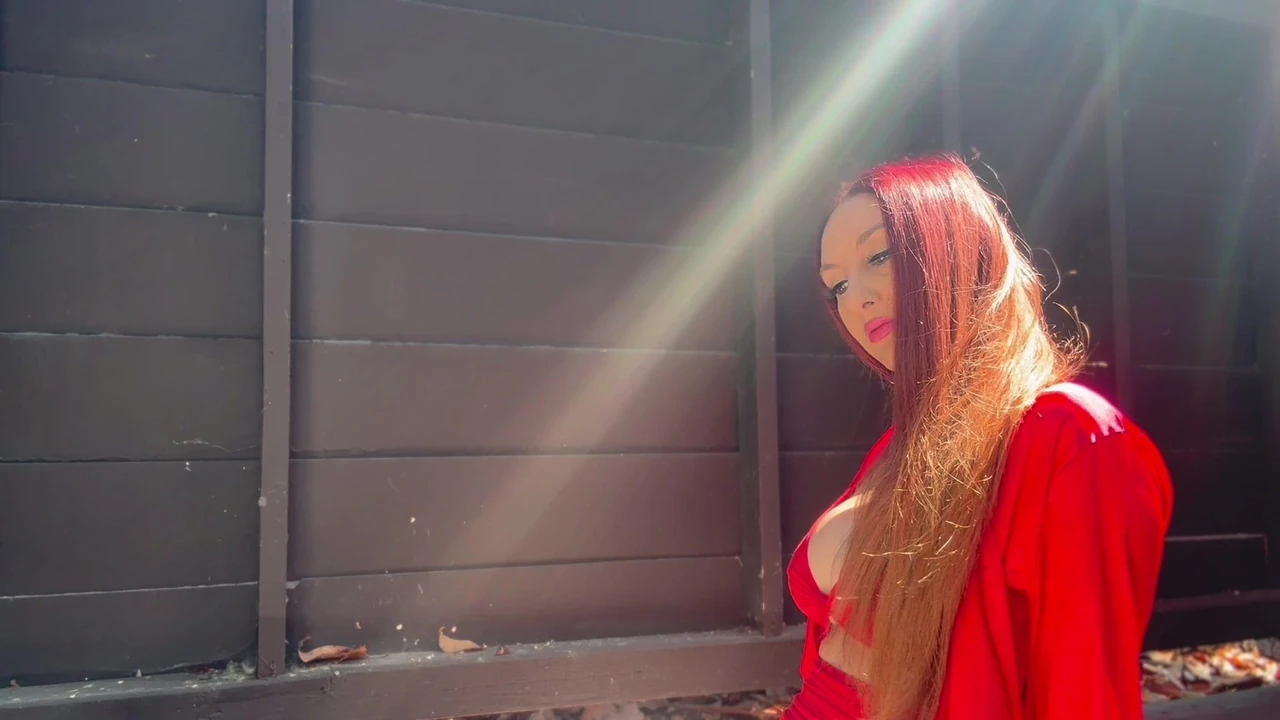 İtalyan büyük memeli uzun saçlı orta yaşlı seksi kadın artemisia açık havada ateşli solo seviyor