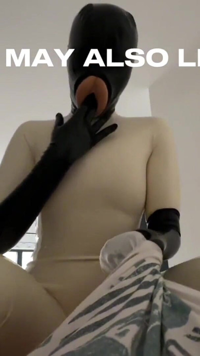 Gasmask lastik bebek yarak emiyor | Klip 2