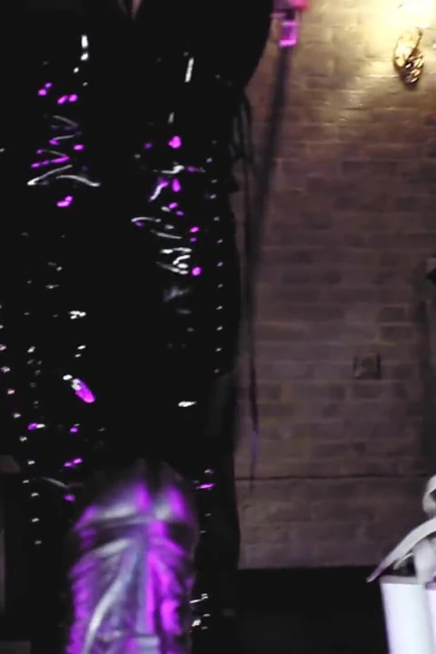 Ateşli fetiş sahibe Eva Latex büyük siyah dildo oyuncağını gösteriyor dominatrix domina solo sapıklık