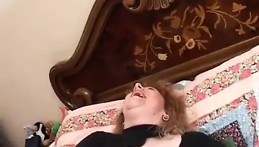 İri göğüslü İtalyan ev kadınları büyük amına mastürbasyon yapmayı seviyor...