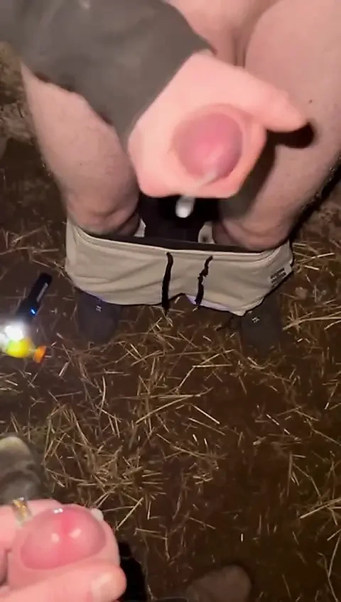 Azgın twinks açık havada korunmasız sikişiyor