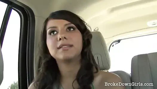 Azgın amatör kız ona yardım eden adama bir kafa veriyor