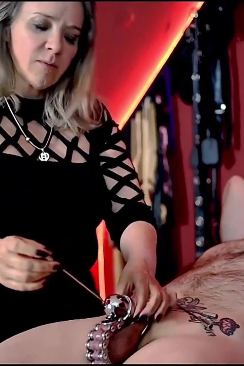 İmparatoriçe bella sadiç köle kocasının tüm deliklerine girmeye bayılıyor