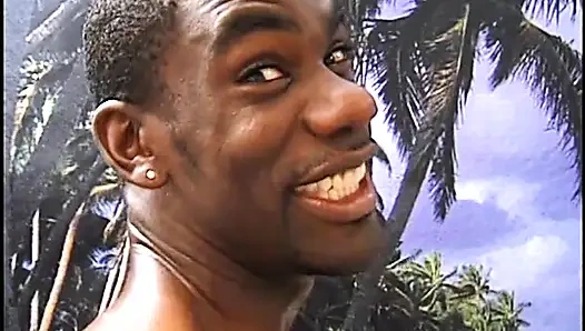 Siyah kovboy kız plajda büyük siyah yarağa biniyor