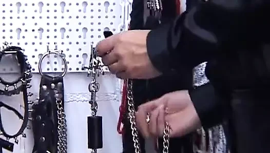 Seksi Alman genç kız domine edildikten sonra bağlı ve yüzüne boşalma