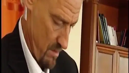 Sarışın sürtük sert biniyor ve yarağı gırtlağına kadar alıyor