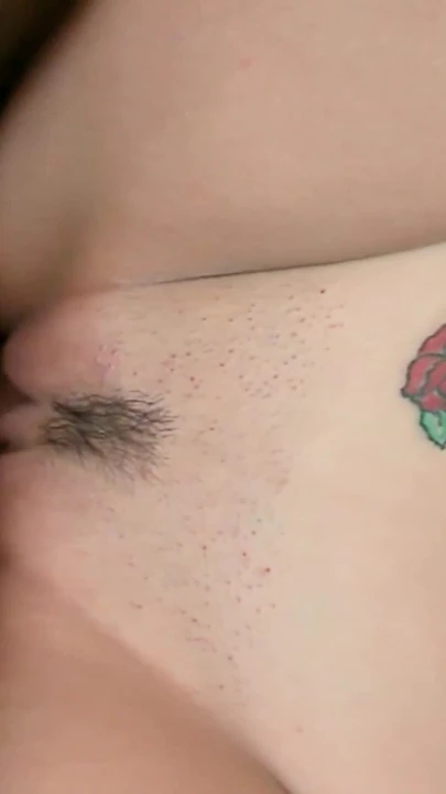 Esmer şeker orta yaşlı seksi kadın sert yarağa aç ateşli seks yapıyor