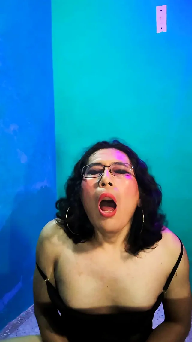 İç çamaşırı ve mini etekle Tgirl