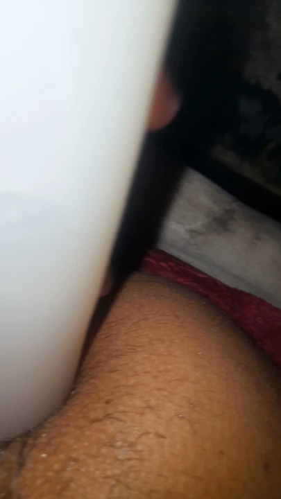 Penisinin arkasına girdi ve ben çığlık attım.