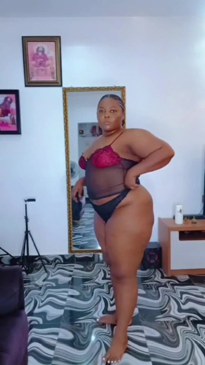 Külotlu seksi zenci iri güzel kadın