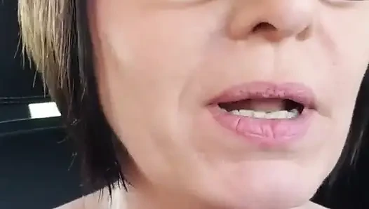 Dışarıda otoyolun altında çıplak koşmak