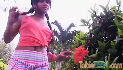 Tobie genç parmak ona sıkı kedi içinde the bahçe