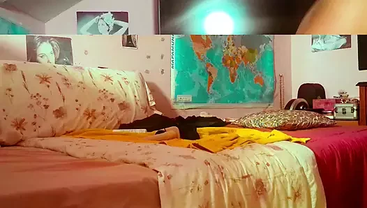 Ariel ortiz kocası işe gittiğinde odasında çift dildoyla mastürbasyon yapıyor