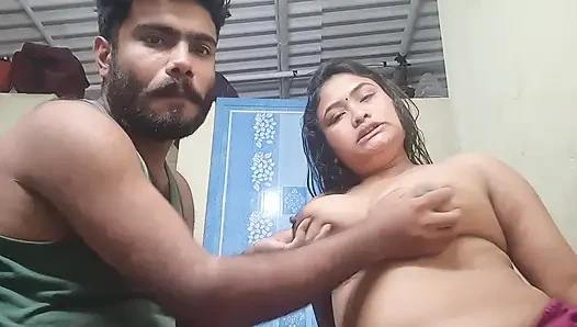 Ateşli yenge devar ile masaj istiyor ve devar onu sikiyor ve tatmin olmuş yenge, tam Hintçe viral video