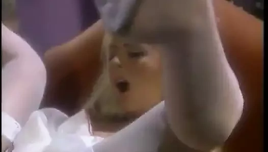 Elvis taklitçi balo kraliçesini çalıyor ve yatakta sıkı amını sikiyor